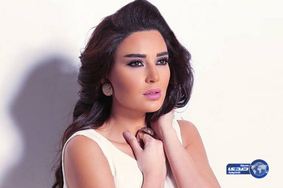 بالصور.. سيرين عبد النور تلهو مع الدولفين