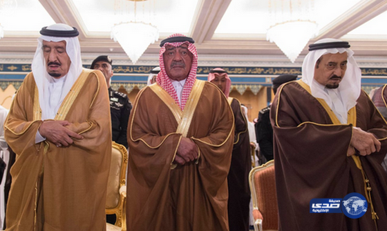 بالفيديو: خادم الحرمين يؤدي صلاة الميت على الأمير نواف بن عبدالعزيز ـ رحمه الله ـ