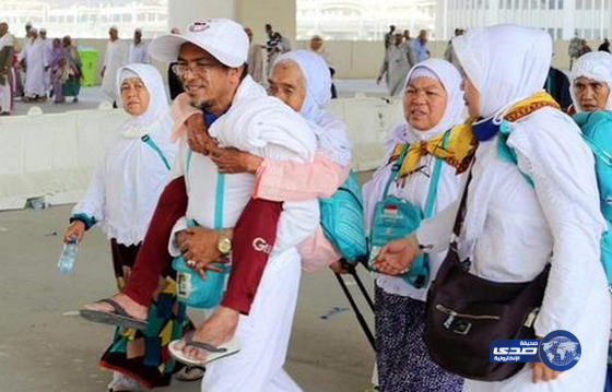 حاج اسيوي يحج بوالدته على ظهره طيلة أيام الحج