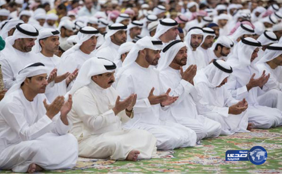 محمد بن زايد وملك البحرين يؤديان صلاتي الجمعة والغائب