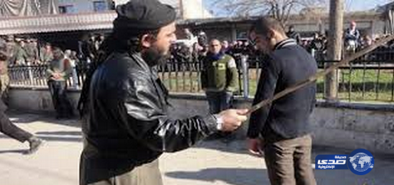 داعش يجلد شاباً وسط الموصل بداعي “القذف المحصن”