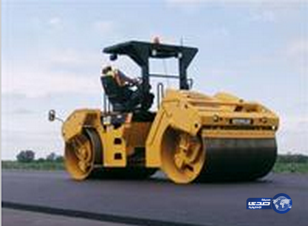 هندي سقط في حفرة فمد العمال طريقاً فوقه !