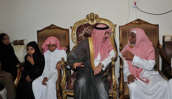 أمير منطقة جازان يعزي ذوي شهيد الواجب الهزازي