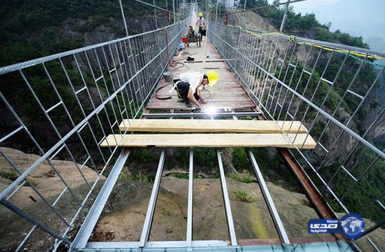 الصين تحول طريق خشبى بين جبال بوذا لأطول جسر زجاجى فى العالم