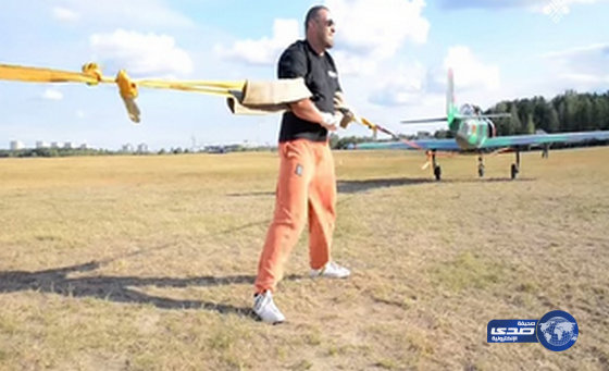 بالفيديو.. رجل يمنع طائرتين من الإقلاع بذراعيه