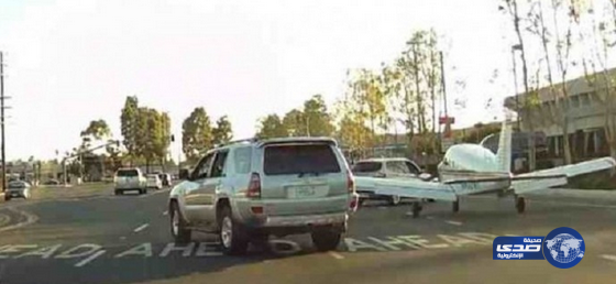هبوط طائرة وسط شارع مزدحم في كاليفورنيا(فيديو)