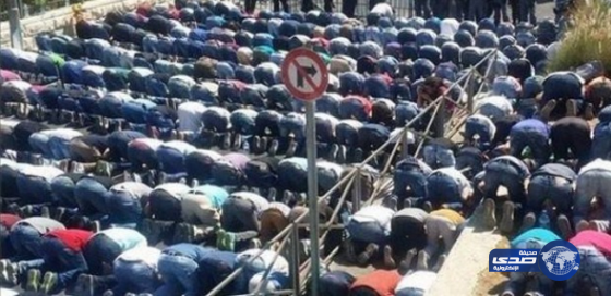 المئات يصلون على الأسفلت أمام قوات الإحتلال بعد منعهم من دخول الأقصى(فيديو)