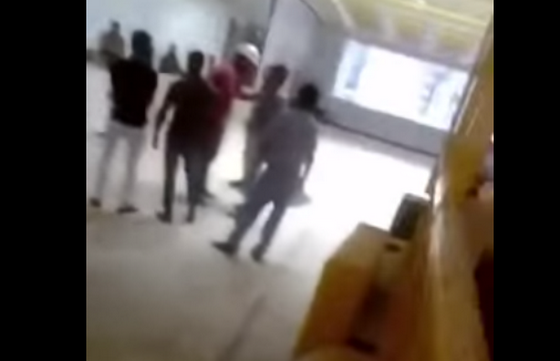 مهندس يعتدي بالضرب على عمال آسيويين(فيديو)