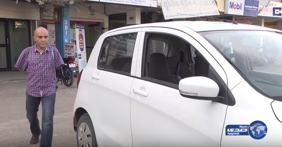 هندي بلا ذراعين يقود السيارة بقدميه(فيديو)