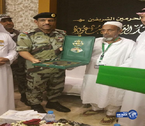 قائد قوات الطوارئ يزور والد الشهيد البنجلاديشي