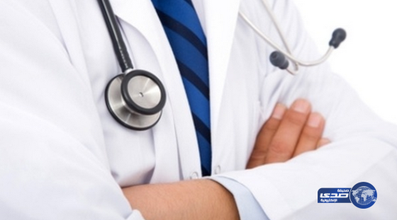 طبيب يرفض علاج مريض بسبب رائحته الكريهه