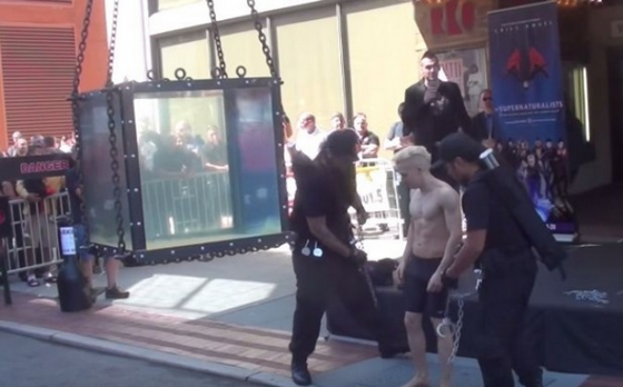 نجاة مغامر كاد أن يموت غرقاً‎ بعد أن أغلق عليه صندوق مليء بالماء(فيديو)