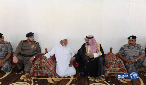 أمير نجران ينقل تعازي القيادة لأسرة الشهيد آل حارث