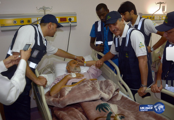 نائب وزير الصحة يزور المصابين في مستشفيات العاصمة المقدسة