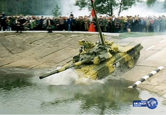 أخطر دبابة روسية تغوص في الماء لإنقاذ الأسد الغريق(فيديو)