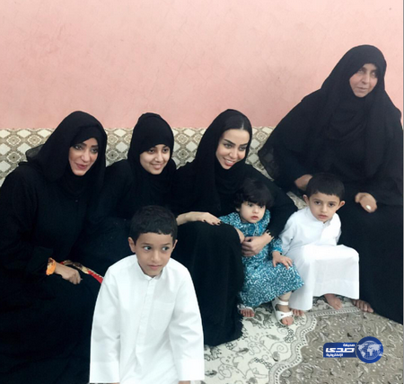 فاطمة زهرة العين وأريام أثناء زيارة أسر الشهداء في العين..