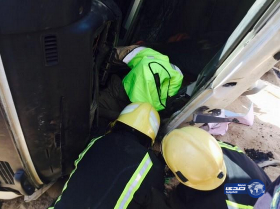 انقلاب شاحنة واحتجاز شخص داخلها بنجران