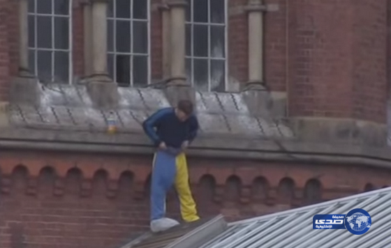 سجين يعتلي سطح محبسه لمدة 40 يوماً(فيديو)