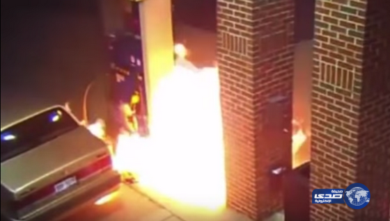رجل يحرق محطة للوقودبسبب عنكبوت(فيديو)