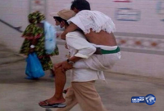 صورة: طالب بتعليم الزلفي يحمل حاجاً على ظهره