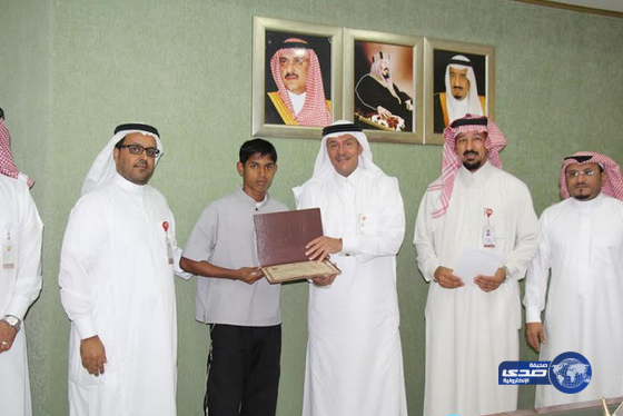 عاملا نظافة ينقذان 6 أطفال من الغرق بينبع(صور)