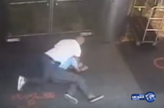 الشرطة الأمريكية تعتقل لاعب تنس شهير أمام أحد الفادق عن طريق الخطأ(فيديو)