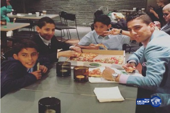 محمد عساف يتناول البيتزا مع أطفال فيلم يا طير الطاير