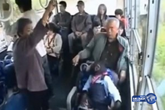 قرد مؤدّب يعطي مقعده لسيدة في الحافلة(فيديو)