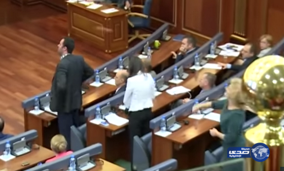 رشق رئيس وزراء كوسوفو بالبيض داخل البرلمان(فيديو)