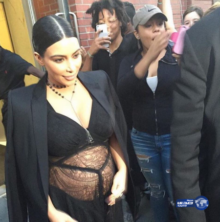 كيم كارديشيان..هذي فتحات لتهوية الجنين ولا ايش ؟..