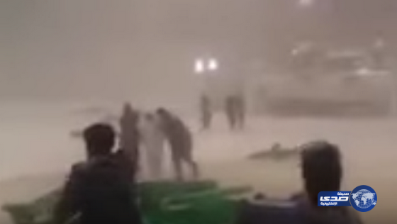 لحظة إنقاذ رجال الأمن لسيدة من العاصفة التي ضربت الحرم(فيديو)