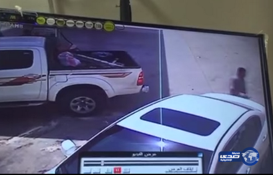 بالفيديو: سرقة سيارة مواطن بداخلها زوجته من أمام محطة بنزين