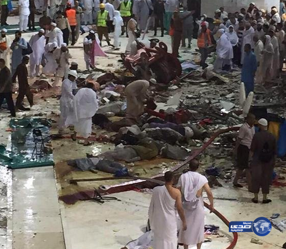 الدفاع المدني يباشر حادثة سقوط رافعة في الحرم المكي(فيديو)