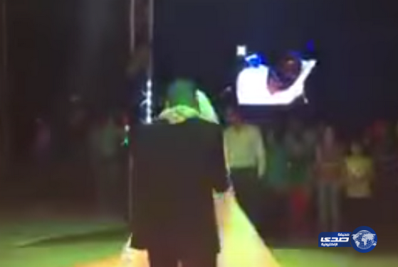 بالفيديو.. مفاجأة مدهشة من شاب لعروسه خلال حفل زفافهما