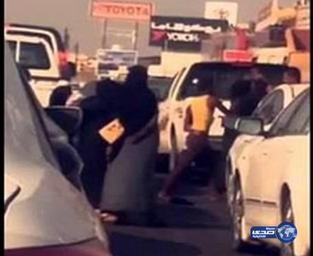 بالفيديو.. متسولات يشتبكن بالأيدي عند إحدى إشارات المرور بجازان