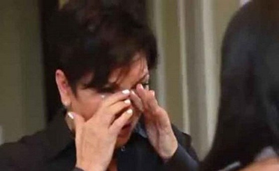 والدة كيم كارداشيان تبكي بسبب زوجها المتحول جنسياً