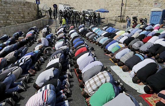 الفلسطينيون يؤدون صلاة الجمعة في الشوارع بالقدس