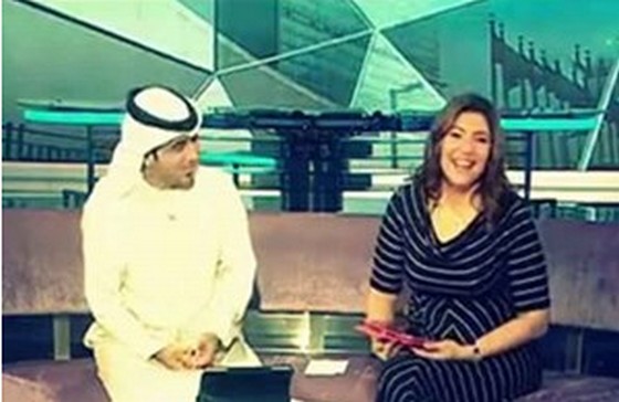 بالفيديو.. نوبة ضحك لمذيعة قناة دبي على الهواء
