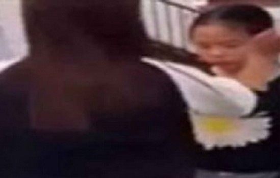 بالفيديو.. لقطات مروعة لفتيات يضربن فتاة 3 ساعات على وجهها