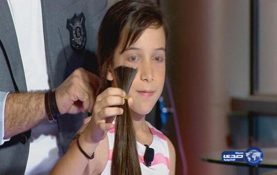 بالفيديو: طفلة تقص شعرها على الهواء لأجل مرضى السرطان