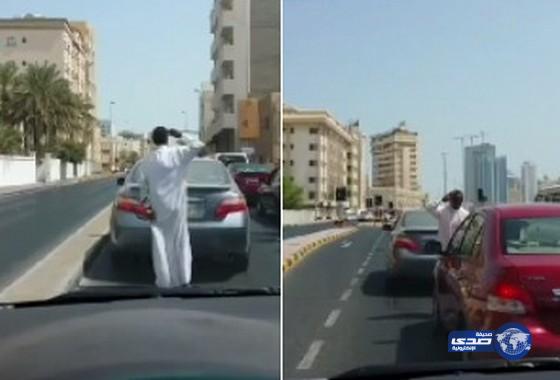 بالفيديو : مواطن يوقف السيارات وسط الزحام ويقوم بتصرفات غريبة في شوارع البحرين