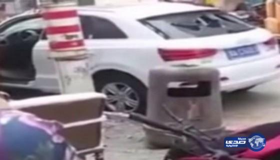 بالفيديو: امرأة تحطم سيارة هدية من زوجها بحجة حجمها الصغير