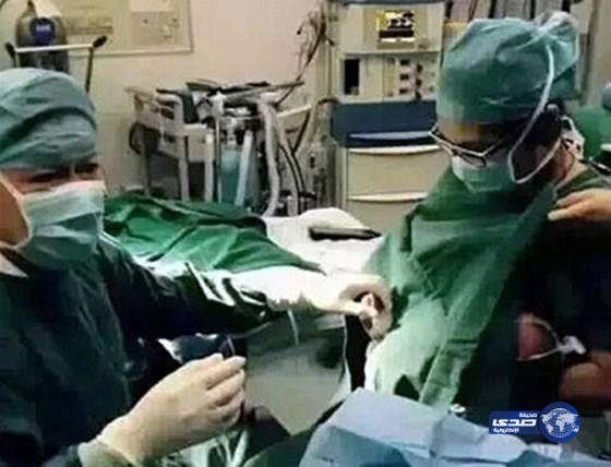 ممرضة ترضع طفلة خلال عملية جراحية