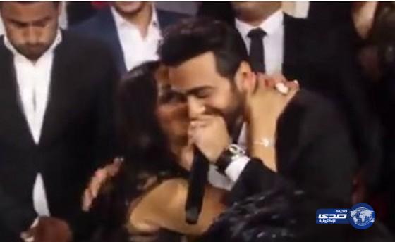 بالفيديو.. سيدة تتحرش بـ”تامر حسني” خلال وجوده في حفل زفاف