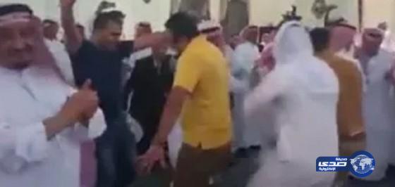 بالفيديو : شباب مصريين يشعلون حفل زواج سعودي بوصلة رقص شعبي