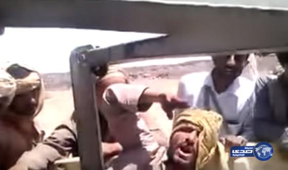 بالفيديو .. أسير حوثي بمأرب يكشف للمقاومة مخابئ الأسلحة