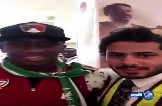 بالفيديو: موظف بالخطوط  يطالب المنتخب الإماراتي الفوز على الهلال