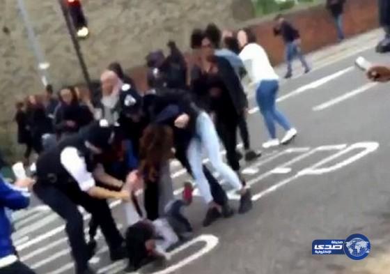 بالفيديو:مشاجرة فتيات بسبب شاب وسيم تغلق شوارع لندن