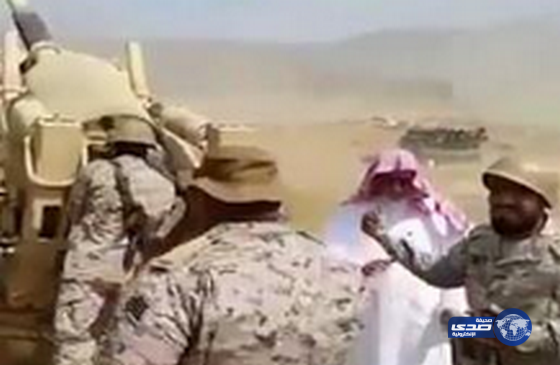 بالفيديو: إمام الحرم المكي يقصف مواقع الحوثيين بالمدفعية