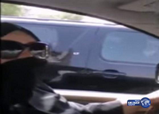 بالفيديو:مواطنة تقود السيارة بعدما تركها السائق بالطريق أثناء توجهها للعمل بالدمام